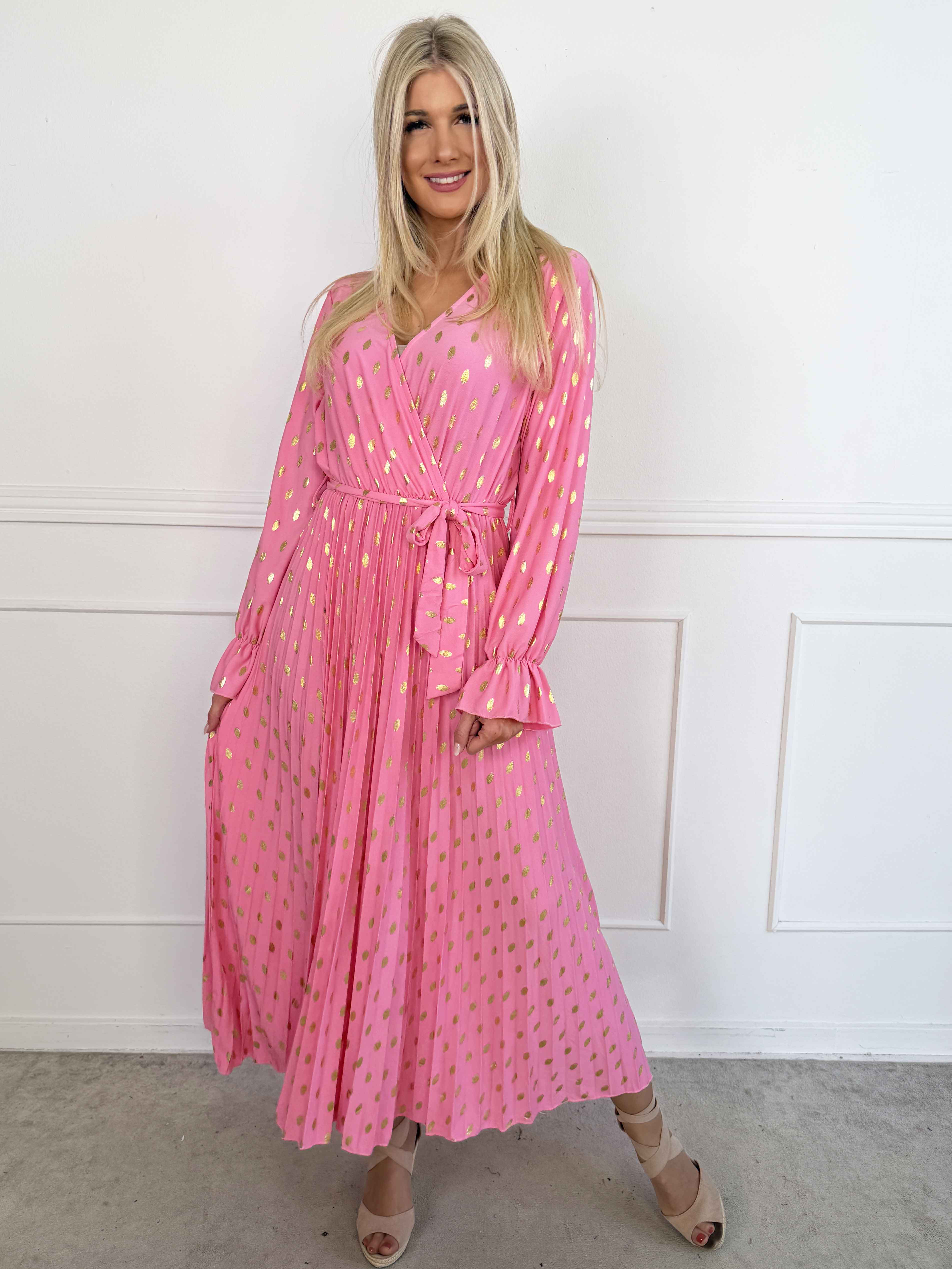 Silvija Dot - Lang plus size kjole med guld dutter og plisseret skørt